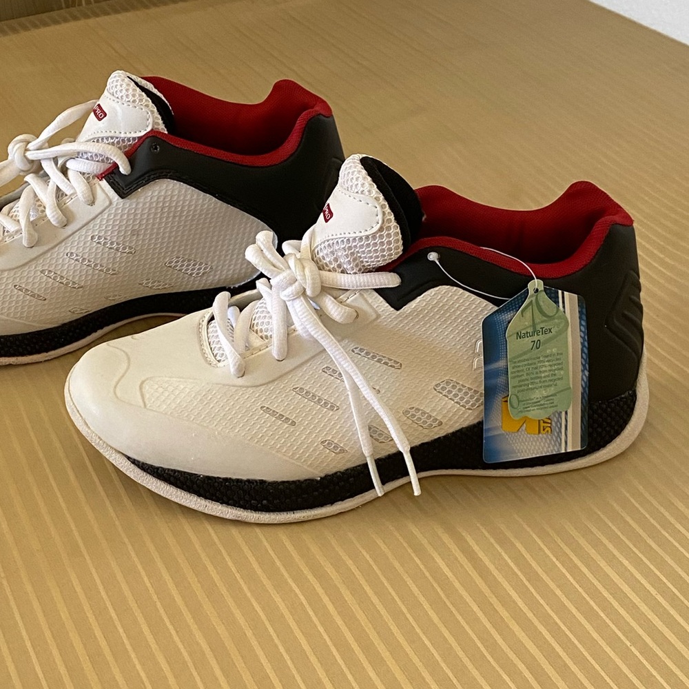 NWT. STARTER PRO men sneakers. White and black. Size 8.5
